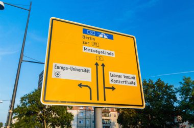 Frankfurt Oder, Almanya - 19 Ağustos 2018: Oturum sonrası Almanya girişinde.