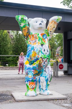 Berlin, Almanya - 18 Ağustos 2018: Amerika dostum ayı Berlin Hayvanat Bahçesi'nde. Boyalı hayvanlarla ayı.