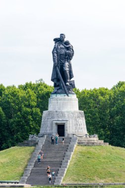 Berlin, Almanya - 18 Ağustos 2018: Asker-Liberator Sovyet savaş anıtı Treptower Park, heykeli.