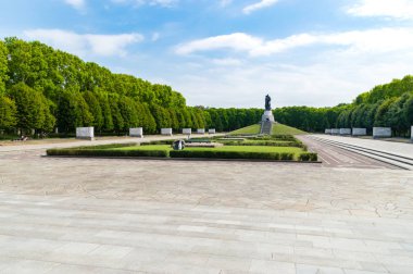 Berlin, Almanya - 18 Ağustos 2018: Panoramik Berlin - Sovyetler kenotaph Treptower Park.