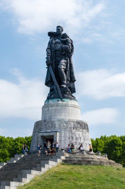 Berlin, Almanya - 18 Ağustos 2018: Sovyet savaş anıtı Treptower Park, Anıt.