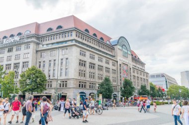Berlin, Almanya - 18 Ağustos 2018: Kaufhaus des Westens ya da Batı'nın büyük Kadewe Mağazası.