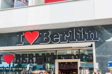 Berlin, Almanya - 18 Ağustos 2018: Berlin işareti Hediyelik eşya deposunda seviyorum.