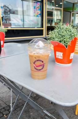 Berlin, Almanya - 18 Ağustos 2018: Dunkin'Donuts buzlu kahve.