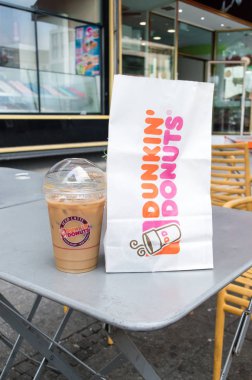 Berlin, Almanya - 18 Ağustos 2018: Dunkin'Donuts çanta ve buzlu kahve.