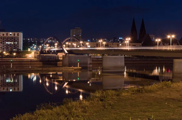 Polonya ve Almanca Oder Nehri üzerinde kenarlık köprü görünümünü. Slubice Polonya üzerinden Almanya'da Frankfurt Oder görünümünü.