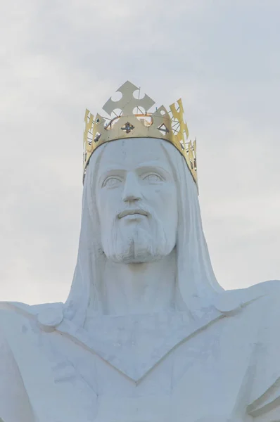 Close-up voor hoofd van het standbeeld van Jezus Christus met 3 m lange metalen kroon. — Stockfoto