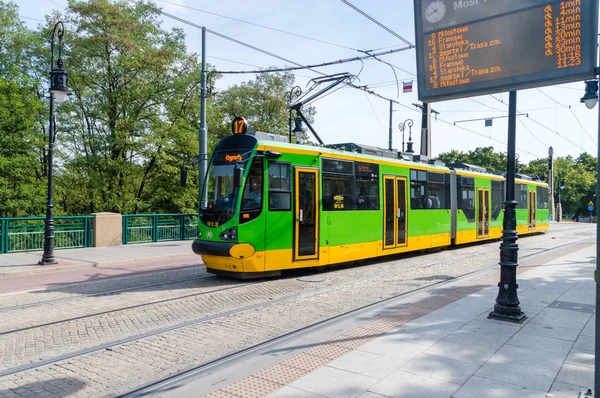 Tramwaj najwyżej przystanek tramwajowy teatralny. Zielony i żółty tramwaj. — Zdjęcie stockowe