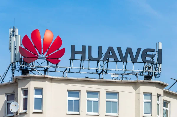 Poznan, Polonya - 19 Ağustos 2018: Huawei logo ve işareti. Çin çok uluslu ağ, telekomünikasyon ekipman ve hizmetleri şirket Huawei olduğunu.