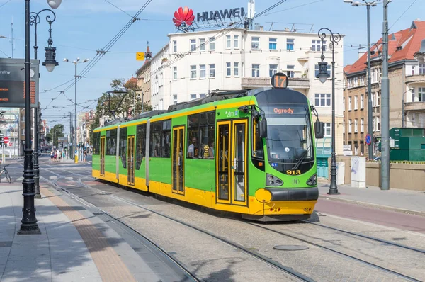 Zielony i żółty tramwaj transportu publicznego w Poznaniu. — Zdjęcie stockowe