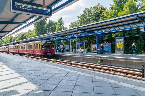 Berlín Alemania Agosto 2018 Plataforma Con Tren Estación Tren Treptower — Foto de Stock