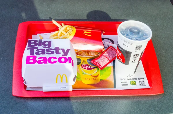Berlino Germania Agosto 2018 Menu Mcdonald Big Tasty Bacon Con — Foto Stock
