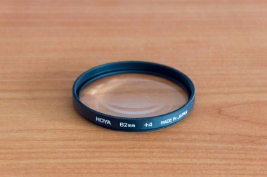 Pruszcz Gdanski, Polonya - 19 Ağustos 2018: Hoya yakın çekim 4 Hmc 62 mm Fotoğraf Filtresi.