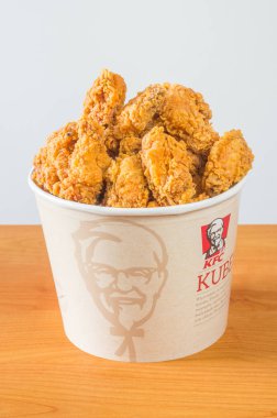 Pruszcz Gdanski, Polonya - 23 Ağustos 2018: Kızarmış tavuk kanadı kova. KFC kanat kızarmış tavuk.