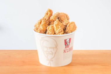 Gdansk, Polonya - 24 Ağustos 2018: A lots-in Kfc tavuk kanadı kova Kfc (Kentucky Fried Chicken) fast food.