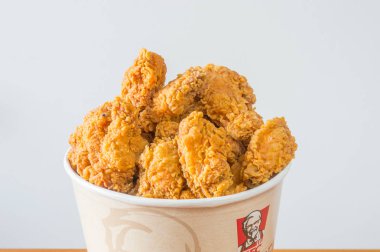 Gdansk, Polonya - 24 Ağustos 2018: Kızarmış tavuk kanadı kova Kfc (Kentucky Fried Chicken) hızlı yiyecek bir sürü.