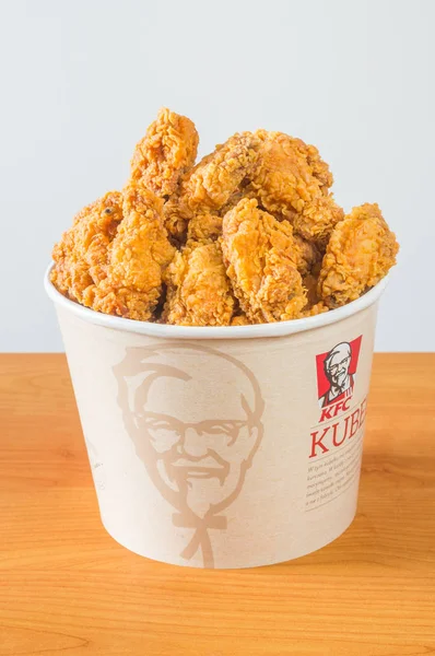Pruszcz Gdanski, Polonya - 23 Ağustos 2018: Kızarmış tavuk kanadı kova. KFC kanat kızarmış tavuk.