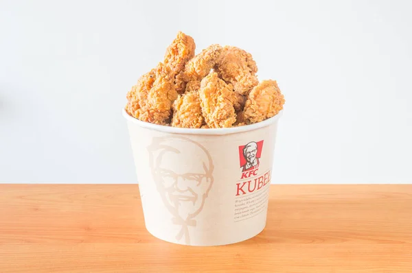 Gdansk, Polonya - 24 Ağustos 2018: A lots-in Kfc tavuk kanadı kova Kfc (Kentucky Fried Chicken) fast food.