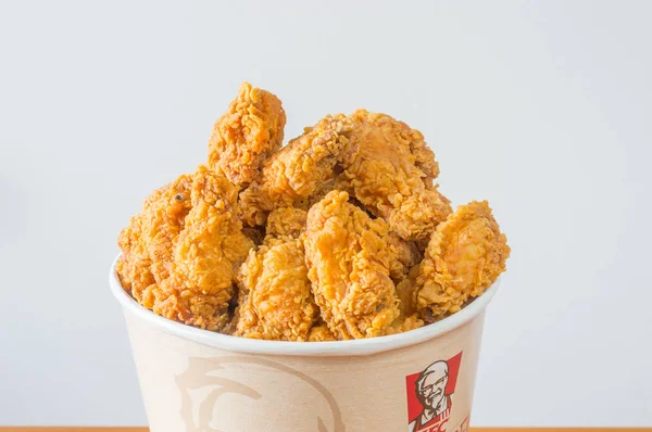 Gdansk, Polonya - 24 Ağustos 2018: Kızarmış tavuk kanadı kova Kfc (Kentucky Fried Chicken) hızlı yiyecek bir sürü.
