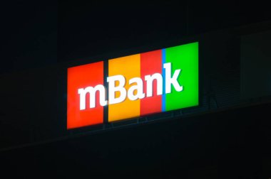 Gdansk, Polonya - 26 Ağustos 2018: mbank işareti ve logosu geceleri. mBank Polonya'nın dördüncü büyük evrensel bankacılık grubudur.