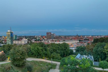 Gdansk, Polonya - 23 Ağustos 2018: Kentsel peyzaj Gdansk akşam Gradowa Tepesi'nden görünümünü.