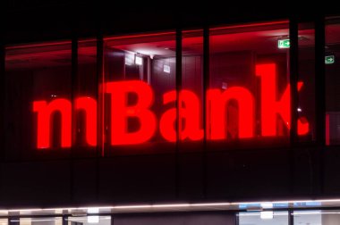 Gdansk, Polonya - 26 Ağustos 2018: Kırmızı mbank işareti gece ofiste. mBank Polonya'nın dördüncü büyük evrensel bankacılık grubudur.