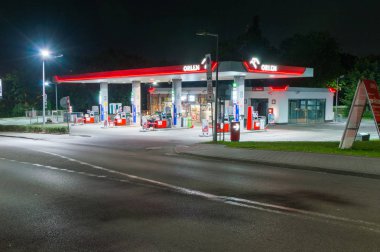Gdansk, Polonya - 26 Ağustos 2018: Orlen benzin istasyonunda gece.