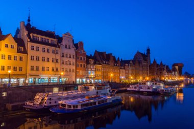 Gdansk, Polonya - 28 Ağustos 2018: Eski şehir, Gdansk alacakaranlıkta Motlawa Nehri ile.
