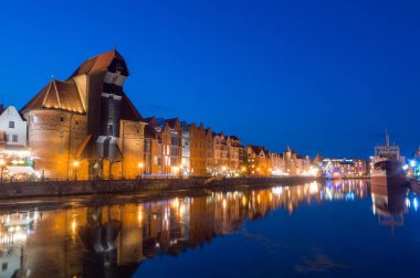 Gdansk, Polonya - 28 Ağustos 2018: Eski şehir gece Gdansk Motlawa nehrinde.