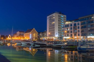 Gdansk, Polonya - 28 Ağustos 2018: Marina tekne eski kasaba Gdansk gece ile.