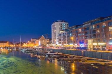 Gdansk, Polonya - 28 Ağustos 2018: Tekneler Nowa Motlawa River Gdansk eski kasaba geceleri.