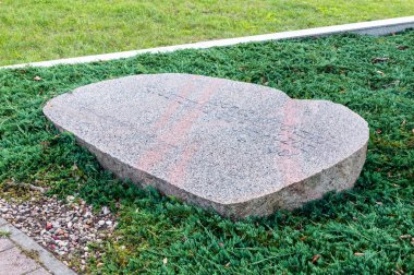 Pruszcz Gdanski, Polonya - 29 Ağustos 2018: Jerzy Popieluszko taşa Jerzy Popieluszko Meydanı Kutsal Roma Katolik rahip.