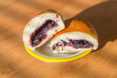 Tatlı bilberry bun. Çörek dolu yaban mersini.