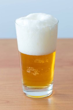 bira ve köpük bardak.