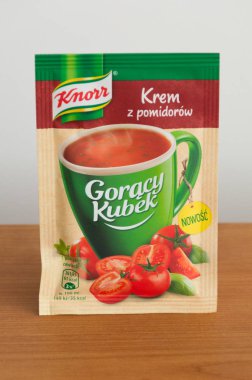 Pruszcz Gdanski, Polonya - 18 Eylül 2018: Knorr Goracy Kubek Kremalı Domates çorbası.