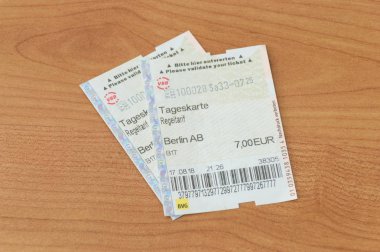Pruszcz Gdanski, Polonya - 16 Eylül 2018: İki Berlin toplu taşıma için bir günlük bilet (Tageskarte Regeltarif) kağıt.
