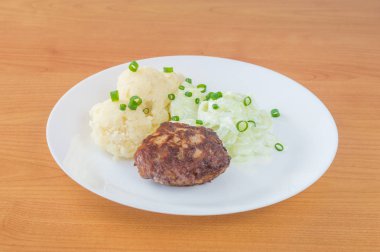 Patates ve dekorasyon için Frenk soğanı kotlet mielony - mizeria, köfteyle Lehçe çeşitli püresi.