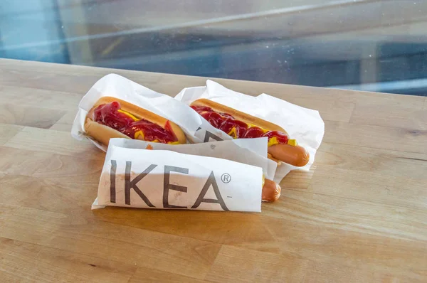 Gdansk Pologne Septembre 2018 Trois Hot Dogs Ikea Moutarde Ketchup — Photo