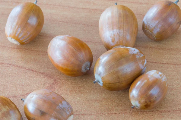 Rijpe Eiken Eikels Houten Tafel — Stockfoto