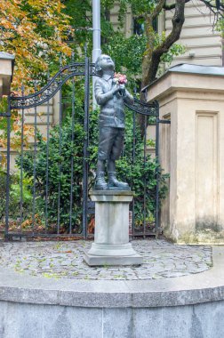 Vilnius, Litvanya - 28 Eylül 2018: Romain Gary bronz heykel.