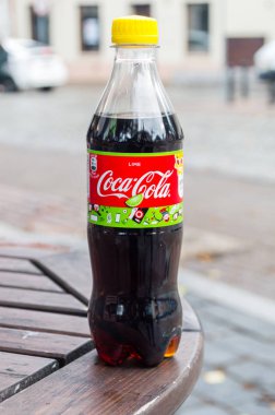 Vilnius, Litvanya - 28 Eylül 2018: Coca-Cola limon aromalı. kireç Coca-Cola 0,5 litrelik plastik şişe.