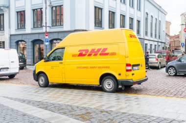 Vilnius, Litvanya - 28 Eylül 2018: Sarı Dhl araba yolda.