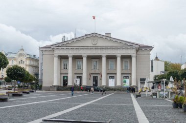 Vilnius, Litvanya - 28 Eylül 2018: Tarihsel Vilnius Belediye aynı adı Vilnius Eski Şehir Meydanı'nda.