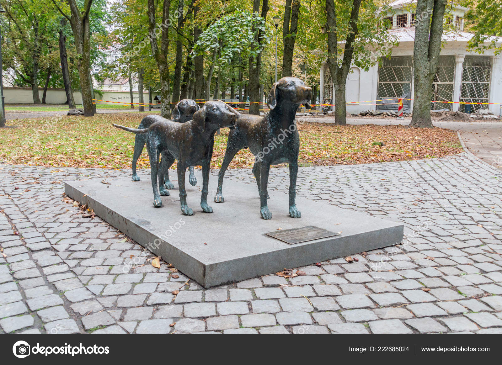 Vilnius Lithuania September 2018 Lithuanian Hound Bronze Sculpture Lithuanian Hound Stock Editorial Photo C Robson90 222685024