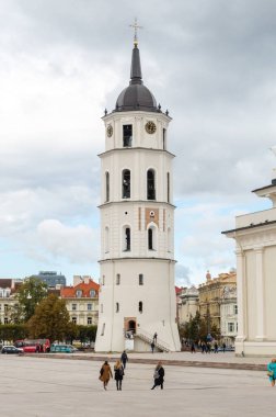 Vilnius, Litvanya - 28 Eylül 2018: Vilnius Katedrali çan kulesinin yanında Katedrali Bazilikası St Stanislaus ve St Ladislaus Vilnius.
