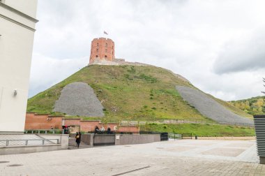 Vilnius, Litvanya - 28 Eylül 2018: Hill ünlü Gediminas Kulesi, bulutlu gün ile.
