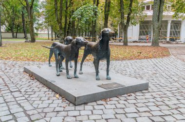 Vilnius, Litvanya - 28 Eylül 2018: Litvanyalı tazı bronz heykel. Bir nadir, orta büyüklükteki av köpeği Litvanya gelen Litvanyalı tazı olduğunu.