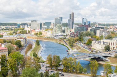 Vilnius, Litvanya - 28 Eylül 2018: Panoramik Vilnius Litvanya Hill'de Gediminas Vilnia nehrinden ile.