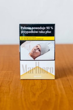 Deblin, Polonya - 30 Eylül 2018: Marlboro altın sigara paketi ahşap tablo.