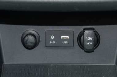 Puro çakmak soketi, Aux, Usb ve 12v 180w soket arabada.